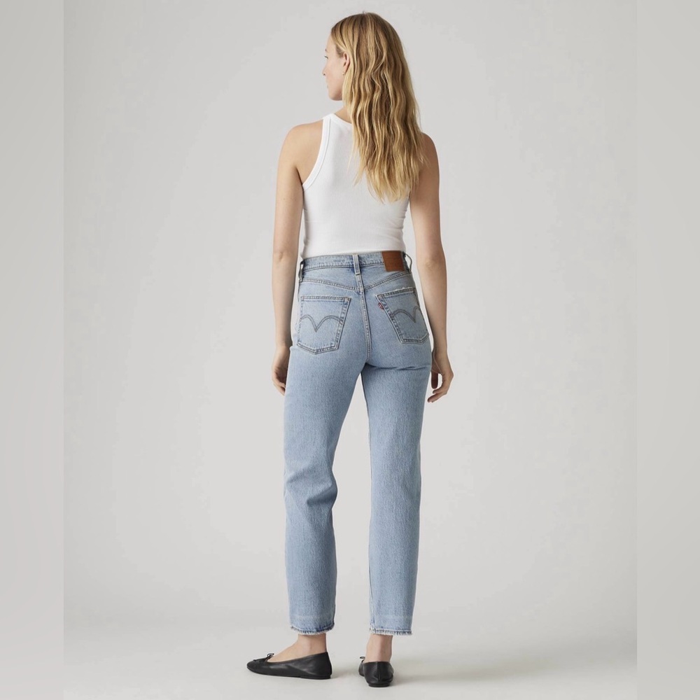Levi’s Light Wash High-Rise Straight Women’s Jeans - Picture 2 of 9